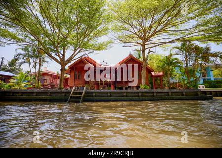 Damnoen Saduak - Thailand 23. Mai 2023. Auf den Kanälen des schwimmenden Marktes Damnoen Saduak mit dem Boot. Stockfoto