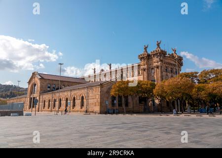 Barcelona, Spanien - 13. FEBRUAR 2022: Klassisches Gebäude der staatlichen Steuerbehörde, Agencia Tributaria am Colom Square in Barcelona, Spanien. Stockfoto