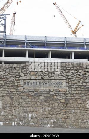 Das neue Stadion des Everton Football Club erhebt sich über die Mauern des Bramley Moore Dock, Liverpool Waterfront. Das Stadion soll 2024 fertiggestellt werden. Stockfoto