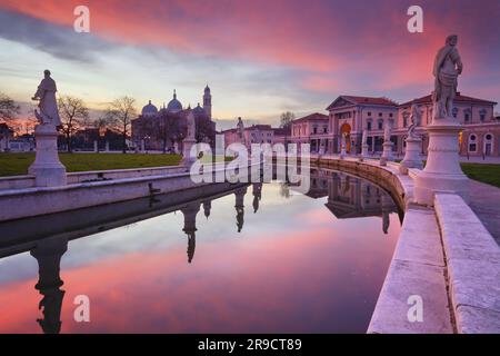 Padua, Italien. Stadtbild von Padua, Italien, mit Prato della Valle Platz bei Sonnenaufgang. Stockfoto