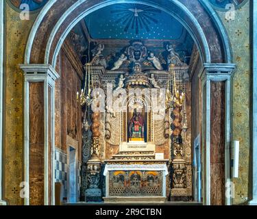 Der Altar ist reich verziert mit Mosaiken und verdrehten Säulen mit der Statue der Schwarzen Madonna im antiken Heiligtum von Tindari. Tindari, Sizilien Stockfoto