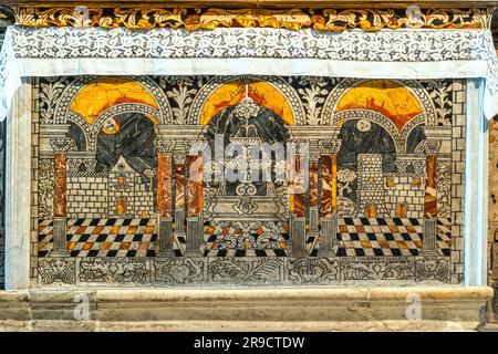 Detail des Altars mit Mosaik im antiken Heiligtum von Tindari. Tindari, Patti, Provinz Messina, Sizilien, Italien, Europa Stockfoto