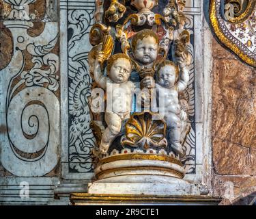 Detail des Altars mit kleinen Engeln im Bas-Relief im Alten Heiligtum von Tindari. Tindari, Patti, Provinz Messina, Sizilien, Italien, Europa Stockfoto