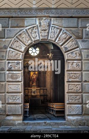 Der Eingang zum alten Heiligtum der Madonna di Tindari. Tindari, Patti, Provinz Messina, Sizilien, Italien, Europa Stockfoto