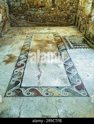 Mosaiken der Thermalbäder, Calidarium, aus der römischen Epoche in der archäologischen Gegend von Tindari. Tindari, Patti, Provinz Messina, Sizilien, Italien Stockfoto