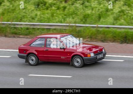 1990 90s Red Ford Escort XR3i Popular; Fahrt mit hoher Geschwindigkeit auf der Autobahn M6 im Großraum Manchester, Großbritannien Stockfoto