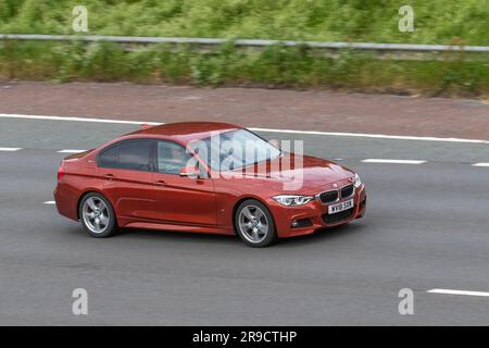 2018 Red BMW 330e M Sport Auto fährt mit hoher Geschwindigkeit auf der Autobahn M6 im Großraum Manchester, Großbritannien Stockfoto