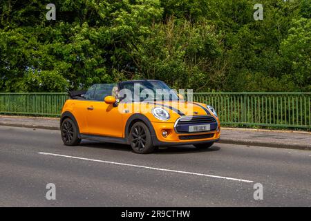 2016 Orange Mini Cooper fährt mit hoher Geschwindigkeit auf der Autobahn M6 in Greater Manchester, Großbritannien Stockfoto