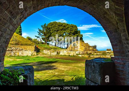 Werfen Sie einen Blick von einem der Bögen des griechisch-römischen Theaters im Archäologischen Park von Tindari. Tindari, Gemeinde Patti, Sizilien Stockfoto