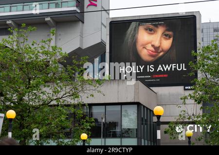 Display-Anzeige für Black Mirror Serie 6 Folge Joan ist schrecklich mit Text Holly ist schrecklich. Netflix-Serie auf Streamberry. Piccadilly-Gärten. Manchester Stockfoto