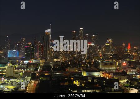 Ein allgemeiner Blick aus der Vogelperspektive auf die Skyline der Innenstadt, Sonntag, 25. Juni 2023, in Los Angeles. Stockfoto