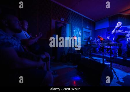 Cherson, Ukraine. 24. Juni 2023. Besucher sehen die letzte Aufführung der Saison des Kherson Music and Drama Theater von Mykola Kulish in einem Bombenbunker, der als improvisierte Bühne in Kherson, Ukraine, am 24. Juni 2023 verwendet wurde. Kredit: Ondrej Deml/CTK Photo/Alamy Live News Stockfoto