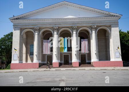 Cherson, Ukraine. 24. Juni 2023. Man läuft in der Nähe des Kherson Music and Drama Theater von Mykola Kulish, einem Bombenbunker in Kherson, Ukraine, 24. Juni 2023. Kredit: Ondrej Deml/CTK Photo/Alamy Live News Stockfoto