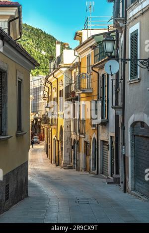 Werfen Sie einen Blick auf Gassen, Treppen, Arkaden, Dekorationen, Bögen und Häuser der mittelalterlichen Stadt Popoli. Popoli, Provinz Pescara, Abruzzen, Italien Stockfoto