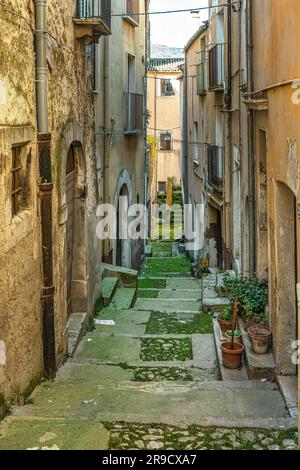 Werfen Sie einen Blick auf Gassen, Treppen, Arkaden, Dekorationen, Bögen und Häuser der mittelalterlichen Stadt Popoli. Popoli, Provinz Pescara, Abruzzen, Italien Stockfoto