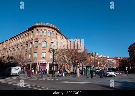 Saragossa, Spanien - 14. Februar 2022: Allgemeine Architektur und Blick auf die Straße in Saragossa, der Hauptstadt der Region Aragon in Spanien. Stockfoto