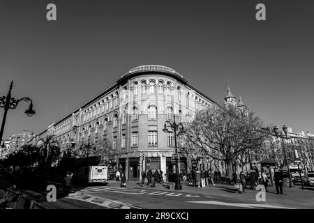 Saragossa, Spanien - 14. Februar 2022: Allgemeine Architektur und Blick auf die Straße in Saragossa, der Hauptstadt der Region Aragon in Spanien. Stockfoto