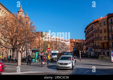 Saragossa, Spanien - 14. Februar 2022: Allgemeine Architektur und Blick auf die Straße in Saragossa, der Hauptstadt der Region Aragon in Spanien. Stockfoto