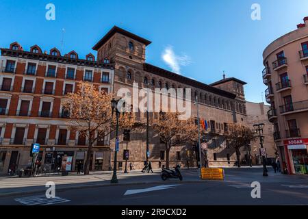 Saragossa, Spanien - 14. Februar 2022: Allgemeine Architektur und Blick auf die Straße in Saragossa, der Hauptstadt der Region Aragon in Spanien. Stockfoto