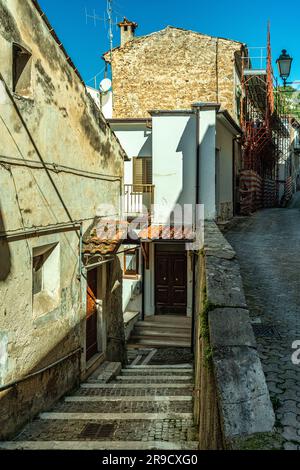 Werfen Sie einen Blick auf Gassen, Treppen, Arkaden, Dekorationen, Bögen und Häuser der mittelalterlichen Stadt Popoli. Popoli, Provinz Pescara, Abruzzen, Italien Stockfoto