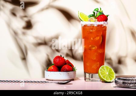 Paloma Cocktailgetränk mit Silbertequila, Grapefruit- und Limettensaft, frischen Erdbeeren, Minze und Eis im Glas mit Salzrand. Beigefarbener rosafarbener Hintergrund., Stockfoto