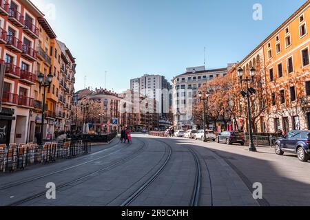 Saragossa, Spanien - 14. Februar 2022: Allgemeine Architektur und Blick auf die Straße in Saragossa, der Hauptstadt der Region Aragon in Spanien. Stockfoto
