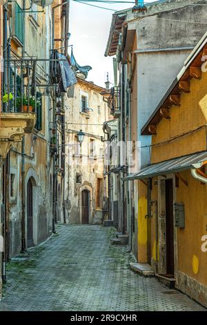 Werfen Sie einen Blick auf Gassen, Treppen, Arkaden, Dekorationen, Bögen und Häuser der mittelalterlichen Stadt Popoli. Popoli, Provinz Pescara, Abruzzen, Italien Stockfoto