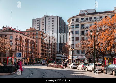 Saragossa, Spanien - 14. Februar 2022: Allgemeine Architektur und Blick auf die Straße in Saragossa, der Hauptstadt der Region Aragon in Spanien. Stockfoto