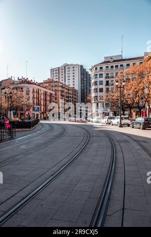 Saragossa, Spanien - 14. Februar 2022: Allgemeine Architektur und Blick auf die Straße in Saragossa, der Hauptstadt der Region Aragon in Spanien. Stockfoto