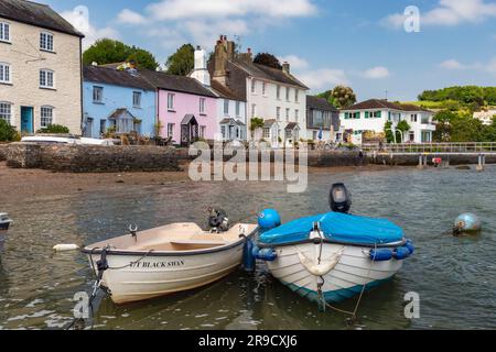 Dittisham Riverside View - Hütten entlang der Uferpromenade am River Dart mit verankerten Booten. Stockfoto