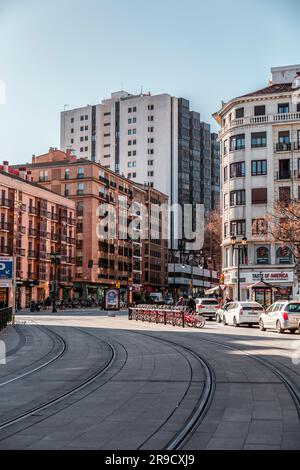 Saragossa, Spanien - 14. Februar 2022: Allgemeine Architektur und Blick auf die Straße in Saragossa, der Hauptstadt der Region Aragon in Spanien. Stockfoto