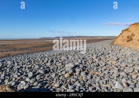 Low Tide View mit Blick auf Northam Beach & Taw Torridge Estuary nach Saunton Sands mit Kieseln und Sandy Vista. Stockfoto