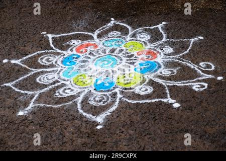 Farbenfrohes Rangoli Design ist eine Kunstform, die während der Diwali-, Onam-, Pongal- und Hindu-Festivals in Indien mit Pulverfarben hergestellt wurde. Stockfoto