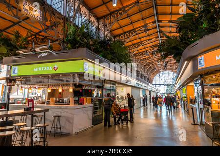 Zaragoza, Spanien - 14. Februar 2022: Innenansicht des Central Market, Mercado Central in Saragoza, Aragon, Spanien. Stockfoto