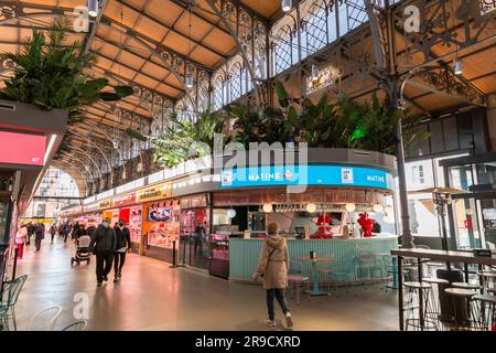 Zaragoza, Spanien - 14. Februar 2022: Innenansicht des Central Market, Mercado Central in Saragoza, Aragon, Spanien. Stockfoto