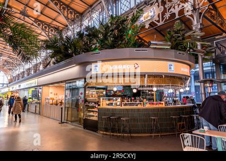 Zaragoza, Spanien - 14. Februar 2022: Innenansicht des Central Market, Mercado Central in Saragoza, Aragon, Spanien. Stockfoto