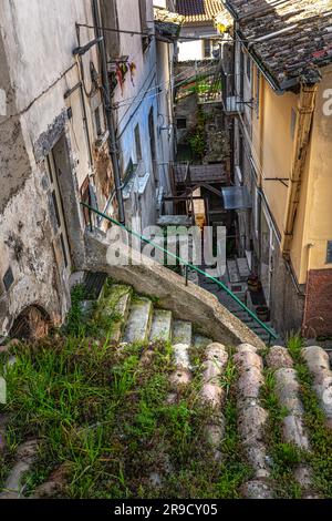 Werfen Sie einen Blick auf Gassen, Treppen, Arkaden, Dekorationen, Bögen und Häuser der mittelalterlichen Stadt Popoli. Popoli, Provinz Pescara, Abruzzen, Italien Stockfoto