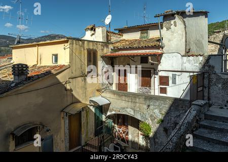 Werfen Sie einen Blick auf Gassen, Treppen, Arkaden, Dekorationen, Bögen und Häuser der mittelalterlichen Stadt Popoli. Popoli, Provinz Pescara, Abruzzen, Italien Stockfoto