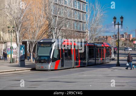 Saragossa, Spanien - 14. Februar 2022: Straßenbahn auf der Straße in Saragossa, Spanien. Stockfoto