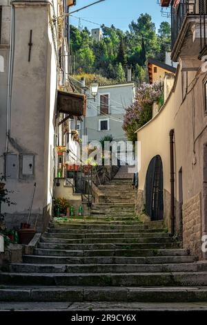 Werfen Sie einen Blick auf Gassen, Treppen, Arkaden, Dekorationen, Bögen und Häuser der mittelalterlichen Stadt Popoli. Popoli, Provinz Pescara, Abruzzen, Italien Stockfoto