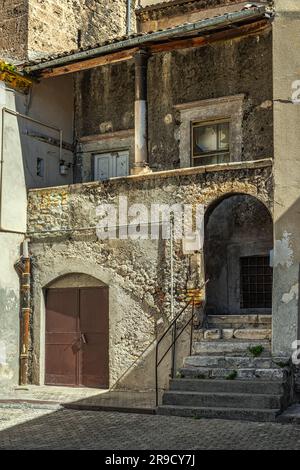 Werfen Sie einen Blick auf Gassen, Treppen, Arkaden, Dekorationen, Bögen und Häuser der mittelalterlichen Stadt Popoli. Popoli, Provinz Pescara, Abruzzen, Italien Stockfoto