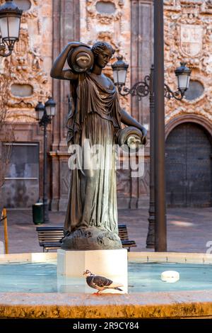 Saragossa, Spanien - 14. Februar 2022: Bronzestatue einer Dame an einem Brunnen in Saragossa, Aragon, Spanien. Stockfoto