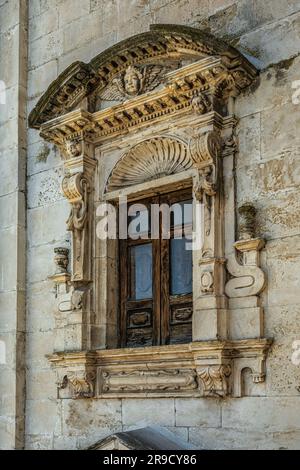 Fenster im Barockstil an der Fassade der Kirche Santissima Trinità in Popoli. Popoli, Provinz Pescara, Abruzzen, Italien, Europa Stockfoto