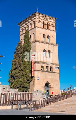 Saragossa, Spanien – 14. Februar 2022: Außenansicht des mittelalterlichen Turms, heutiges Tourismusbüro für Saragossa in Saragossa, Aragon, Spanien. Stockfoto