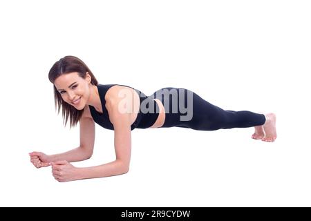 30s Weiße Frau, die in Sportbekleidung Plank-Training macht, isoliert auf weißer Farbe Stockfoto