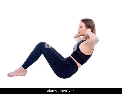 30s kaukasische Frau, die in Sportbekleidung Crunch-Training macht, isoliert auf weißer Farbe Stockfoto