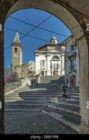 Werfen Sie einen Blick auf die Treppe, die zur Kirche der Heiligen Dreifaltigkeit und zur Kirche San Lorenzo in der mittelalterlichen Stadt Popoli führt. Abruzzen Stockfoto