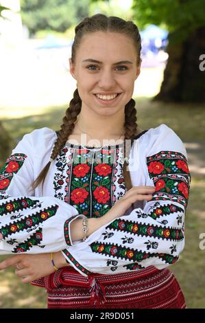 Gunnersbury Park, London, Großbritannien. Juni 25 2023. ACAA Refugee Week 2023 die erste, die sich auf die ukrainische Kultur im Gunnersbury Park konzentrierte. Der faszinierende Geist der ukrainischen Kultur ist unzerstörbar. Der Ukrainische Tag präsentiert stolz eine ukrainische Kultur mit ihren traditionellen ukrainischen Kostümen, musikalischen Darbietungen mit Gesang und Tanz. Ukrainische Kinder werden über ihren Stolz unterrichtet, den modernen ukrainischen und ukrainischen Tanz mit traditionellem Tanz zu singen. Ukrainische Verkaufsstände mit traditionellen ukrainischen Kostümen. Kredit: Siehe Li/Picture Capital/Alamy Live News Stockfoto