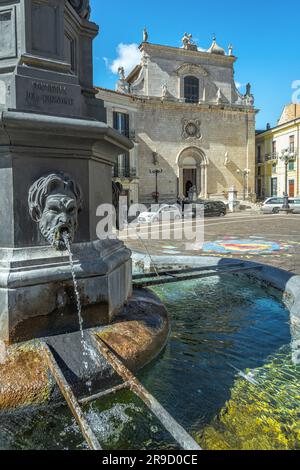 Der Bronzespringbrunnen und die Fassade der Kirche San Francesco auf der piazza della Libertà in Popoli. Popoli, Provinz Pescara, Abruzzen, Italien, Europa Stockfoto