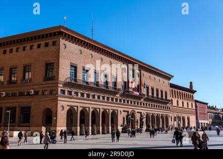 Zaragoza, Spanien - 14. FEBRUAR 2022: Das Rathaus von Zaragoza ist Sitz des stadtrats. Das Hotel befindet sich auf der Plaza of Our Lady of the Pillar und ist in der Mitte erbaut Stockfoto